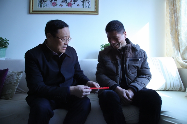 李永刚受华炜委托看望慰问困难职工