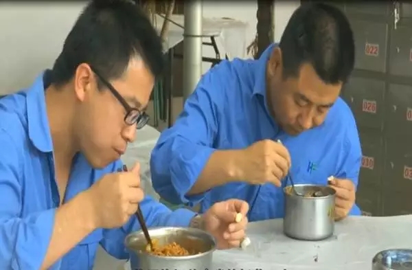 职工食堂饭菜改革 让“众口难调”不再难---华富新能源公司“两学一做”教育活动侧记 职工食堂饭菜改革 让“众口难调”不再难---华富新能源公司“两学一做”教育活动侧记