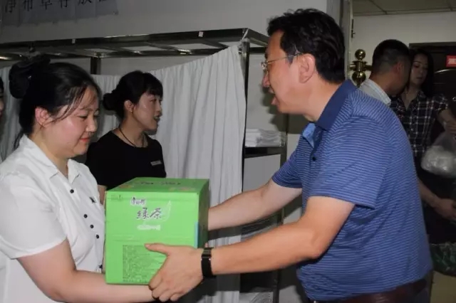 宗卫东、刘志懿到龙钢集团基层单位送清凉
