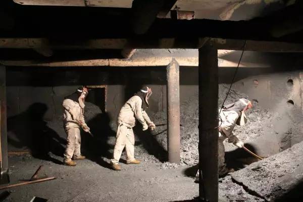 龙钢公司大力支援同兴公司加热炉清渣工作 龙钢公司大力支援同兴公司加热炉清渣工作