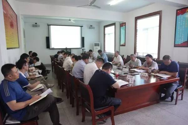 龙钢集团公司进行2017年第十六次党委理论中心组集体学习