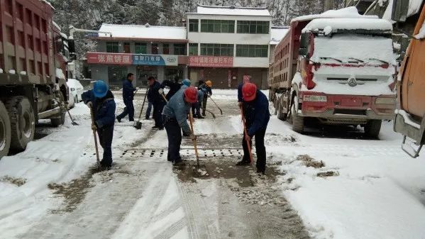 齐心协力除冰雪　众志成城架金桥