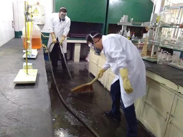 大西沟矿业公司开展危险化学品泄漏应急预案演练 大西沟矿业公司开展危险化学品泄漏应急预案演练