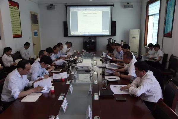 龙钢集团党委中心组进行党风廉政专题学习