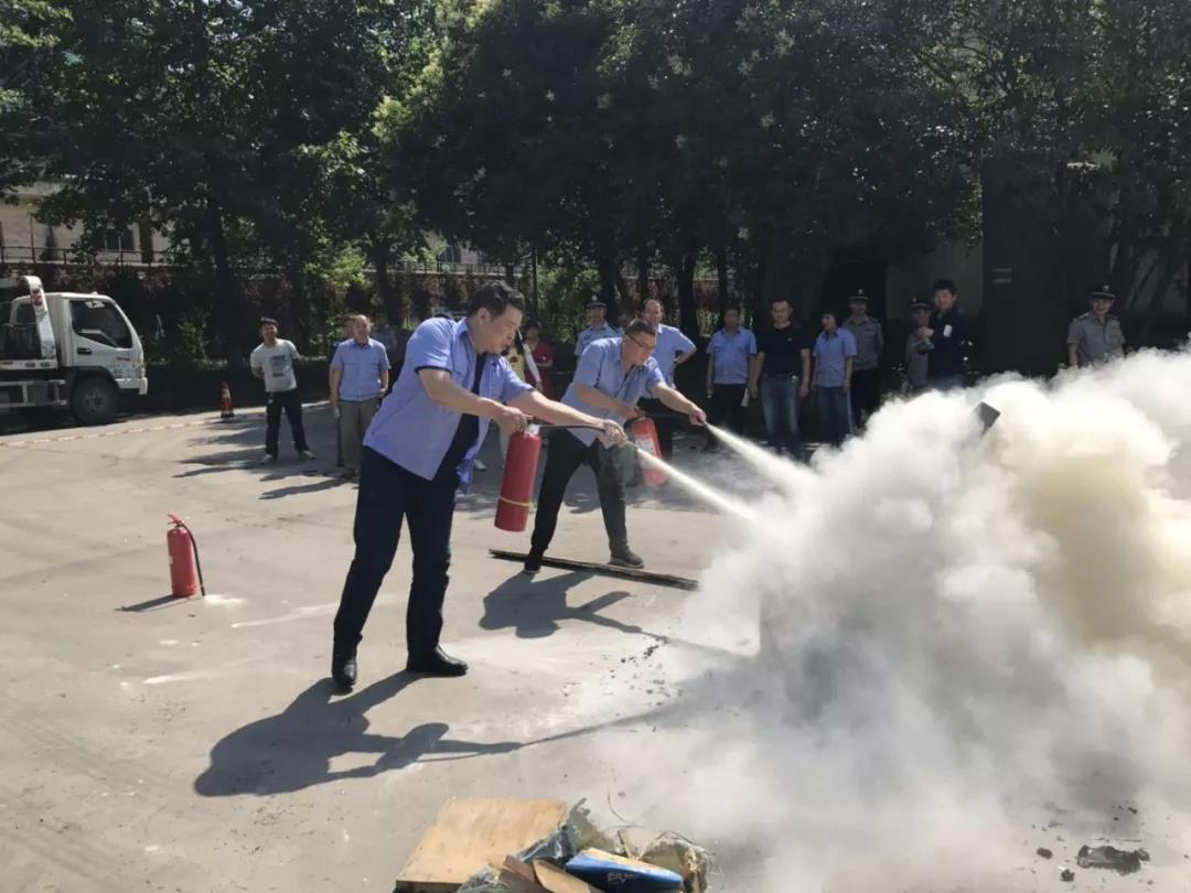 西钢红光公司组织消防安全知识培训及灭火演练活动