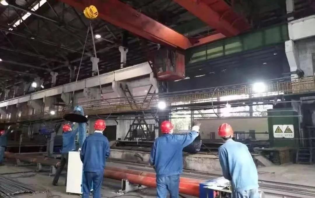 龙钢集团钢加公司钢筋网笼及钢结构件生产热火朝天