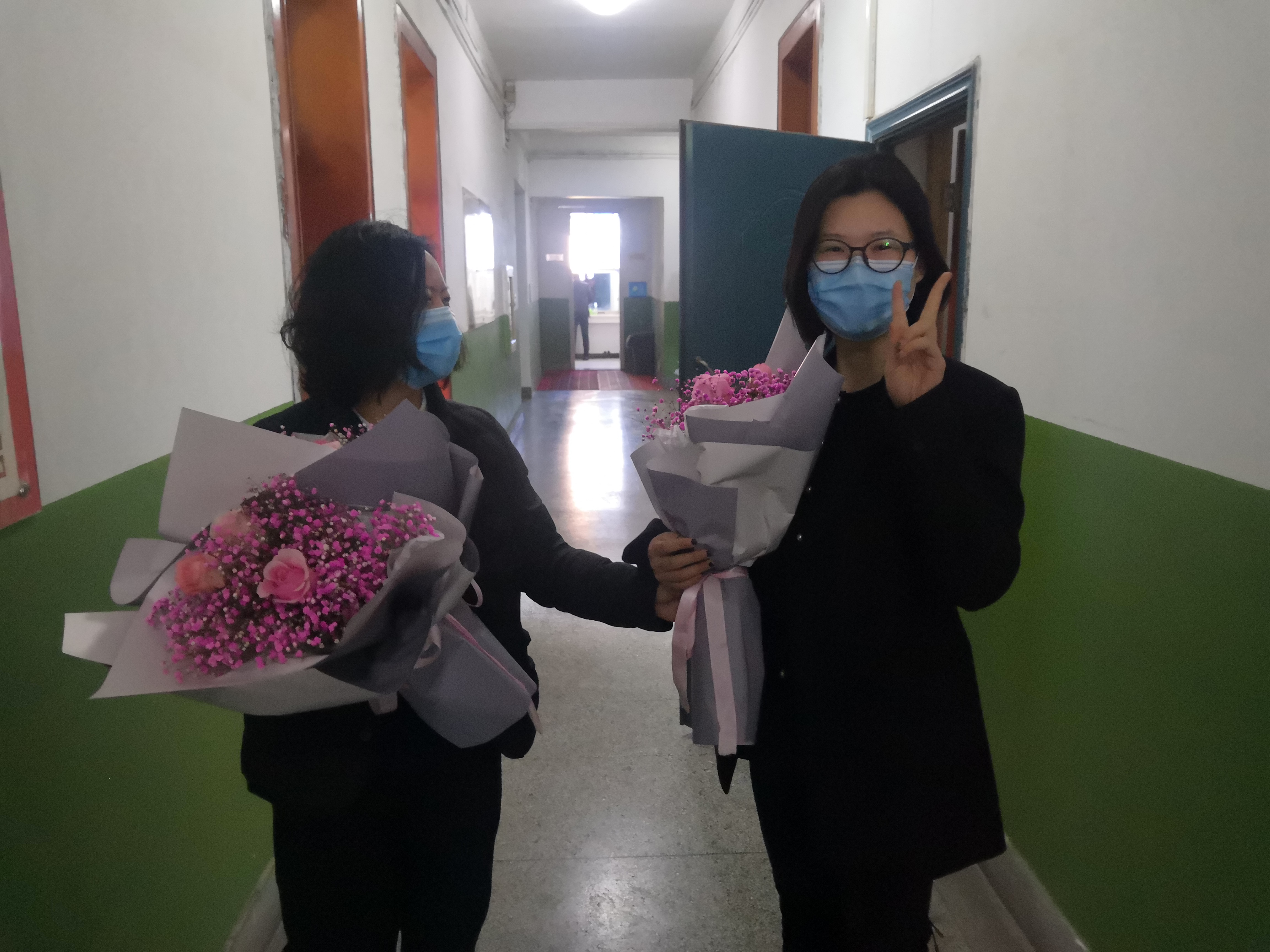 龙钢集团公司机关工会开展“三八”妇女节送鲜花活动