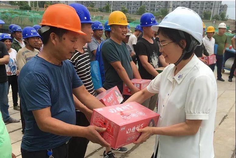 龙钢集团慰问西安“禹龙”商品钢筋直供项目工地
